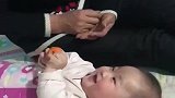 奶奶逗宝宝开心，萌娃笑得停不下来，真是太搞笑了