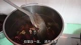 麻辣鸭锁骨的家常做法，麻辣鲜香，老齐美食视频