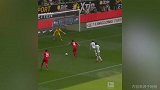 转个圈圈就能把球给进了！德甲赛场这操作太骚了 解说员瞬间高潮