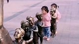瞅着铜人娃娃看半天都不肯走的好奇宝宝，孩子的天性没有改！