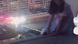 17岁女孩爬上21楼天台欲轻生，民警赶到后痛哭：“我只想让你拉我一把”生命可贵好好珍惜