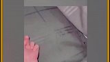 婴儿居然竖起了中指