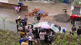 四川彝族帅哥迎亲，花了半小时把新娘背到家，放在牛棚里，好心酸