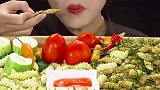 越南妹子吃油炸蚕蛹，看着这形状，一般人真不敢尝试