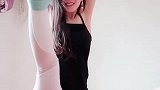 美女爱健身，丝带上的压腿好唯美