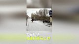 爆新鲜-20170221-帅瞎!内蒙雪天路面打滑 快递小哥骑马送快递