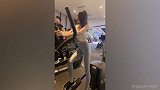 妩媚小姐姐健身房踩登山机 撩头发那下被直接点倒