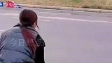 好心人在路边放置物资，返乡人远远后退，避免接触