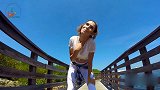 美女让你见识一下真正的鬼步舞，美丽性感又不失优雅！
