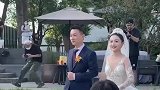 爸爸送女儿出嫁，这气质和魅力，差点让人分不清哪个是新郎