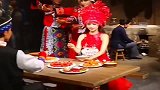 帅哥以为美女是蜡像，本想偷吃腊肉，结果却被吓跑！