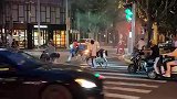 电动车起火冒烟，外卖小哥用衣服拍打