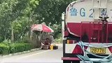 男子驾车路遇洒水车跟了一路，路边摊贩反应太真实了