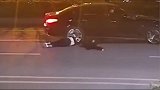 情侣马路中央吵架：女的躺地男的打电话，双双遭碾压