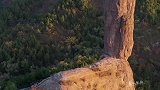 河北承德棒槌山，上粗下细，形似棒槌，故此山俗名棒槌山！