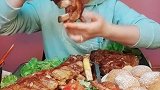 小姐姐你会吃排骨吗，你的吃法看上去一点都不矜持啊