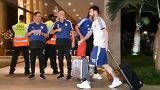 不容有失！阿根廷抵达次战战场 梅西冷峻脸+仍旧被高喊名字欢呼