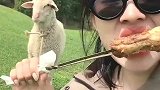 羊羊：当我面吃这样不好吧！