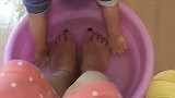 一岁半的小情人给妈妈洗脚，相差十五岁的姐姐有意见了
