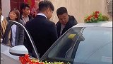 新娘子下车时加彩礼，眼看婚事就要黄，怎么办呢