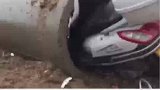 男子酒后开摩托车，竟撞进管道里面
