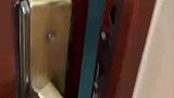 女生打开家门发现楼里被淹了，网友：这是买到龙宫了？