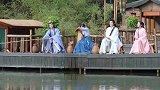 嫉妒使人变得面目全非，彤儿把上官雅骗到小船上漂走