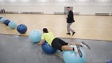 太秀！健身球上玩冲浪？油管超人气天团竟靠这个创世界记录