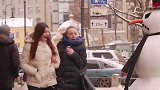 街头雪人恶作剧，假扮成雪人捉弄路人，美女非常害怕
