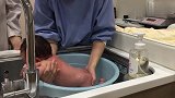 护士一对一指导宝妈如何帮新生儿洗澡，讲解详细到位，家长快学