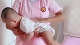 金牌月嫂示范如何给小宝宝飞机抱，小宝宝好像很新奇，笑得多开心