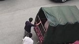 猪：我现在身价上涨了，才不坐这破三轮呢！