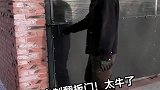 农村大哥自制翻板门，有这技术都可以改行做电动卷帘门了吧！