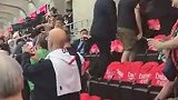 无缘欧冠！圣西罗球迷朝高层看台爆发出巨大嘘声