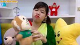 儿童游戏：两个姐姐争抢充气堡玩具，和炫酷玩具车
