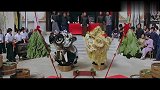 成龙第一次舞狮头，悄悄做了个创新，表演一个金狮吐水