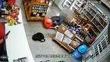 男子进店打劫遇见硬茬，3秒钟不到没命了，监控拍下全程
