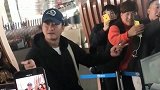 吴京等待过安检，看到男粉丝拿手机拍照。就跟粉丝开玩笑！