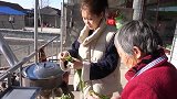 东北农村的韭菜盒子怎么包？2小孩跟姥姥学着包，出锅色香味俱全