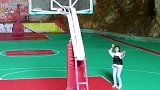 贵州村民山洞里建篮球场，冬暖夏凉如空调房，太牛了！