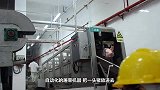 老外发明拔鸡毛神器，只需3分钟，黑鸡进去白鸡出来