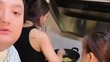 妈妈看到儿媳做饭赶忙找个理由溜走