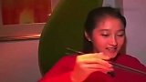 关晓彤吃面条配大蒜，真是太接地气了