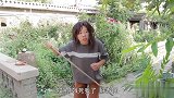 抠门小伙饭店蹭面汤，没想和美女抬杠给乞丐捐钱