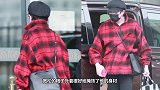 毛不易瘦身成功，连穿搭都变时尚了，红色格子外套休闲又复古