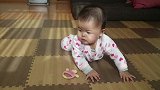 肉嘟嘟的小宝宝，玩一下就累到不肯动，发呆的一幕太搞笑了！