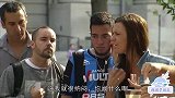 亚裔小伙被老外针对，非说他身上有腋臭，他是故意的吧