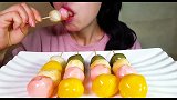 小姐姐吃甜蜜蜜的冰糖糯米团子，看色泽就让人垂涎欲滴呀