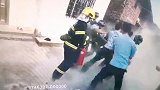 广西一男子在前妻门前手持火机身浇汽油 救援现场让人揪心