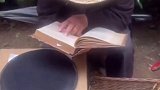 武汉70岁老人卖鸡蛋，看纯英文高等数学，称只为打发时间！